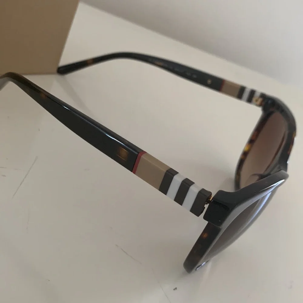 Burberry sunglasses - Picture 4 of 8